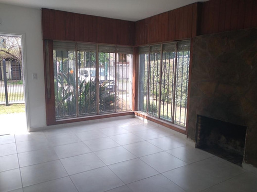 Casa En Venta - 2 Dormitorios 1 Baño - Parque Con Parrilla - 110mts2 - Francisco Alvarez
