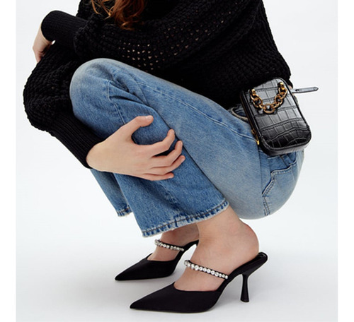 Zapatillas Elegantes De Tacón Alto Con Un Punto En Una Mujer