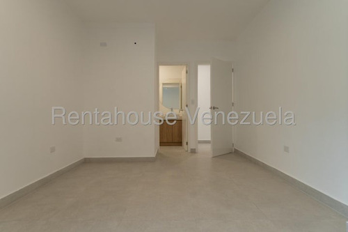 Hermosa Casa Totalmente Remodelada En Venta Ubicada En El Cafetal 25-17659