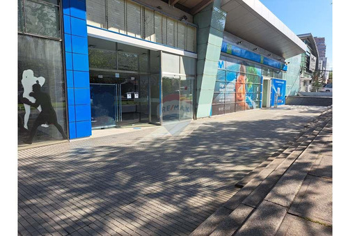 Amplio Local Comercial En Av. Las Condes