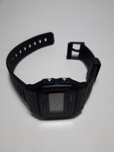 Reloj pulsera Casio Collection F-91 de cuerpo color negro, digital, fondo gris, con correa de resina color negro, dial negro, minutero/segundero negro, bisel color negro y hebilla simple