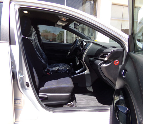 Toyota Yaris 5 Ptas Xls M/t 0km My21 Gris Plata Disponible
