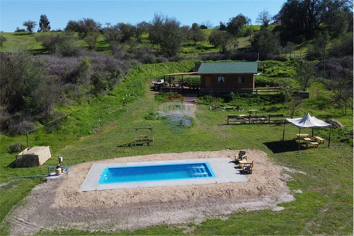 Parcela De Agrado Con Piscina A Metros De Laguna.