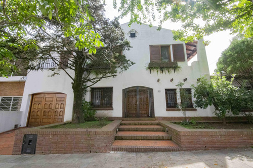 Casa De 5 Ambientes Escritorio, Playroom Y Dependencia De Servicio En Venta, En La Lucila.