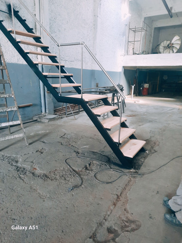 Escalera Rectas Con Inoxidable A Medidas Negro