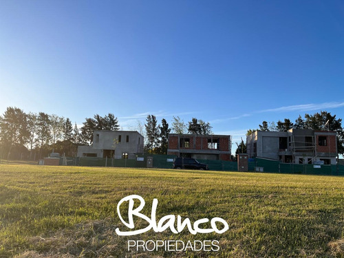 Imagen 9 de 18 de A La Laguna! Lindísimo Lote De 633 Metros En El Barrio Santa Ana - Villanueva