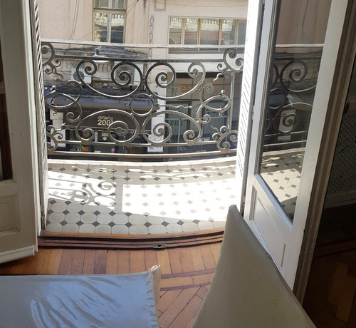 Imagen 13 de 30 de Uruguay Al 100. Semipiso. 3 Ambientes. 2 Dormitorios. Superficie 60 M2. Piso 2. Al Frente A La Calle. Balcón. Detalles De Categoría. Pisos De Roble De Eslavonia Con Guardas En Recepción Y Dormitorios.