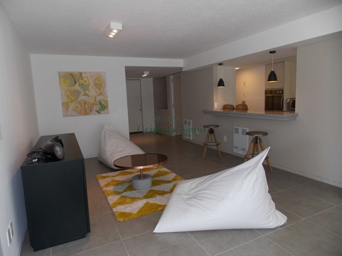 Amplio Apartamento En Muy Buena Torre Frente Al Mar. Totalmente Reciclado- Ref: 16270