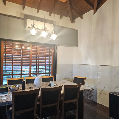 Excelente Chalet De 4 Amplios Ambientes Sobre Lote De 12,99 X 51, Con Garage Cubierto Para 3 Autos, Galeria Con Parrilla, Fondo Y Quincho. Excelente Estado. Nuevo Valor