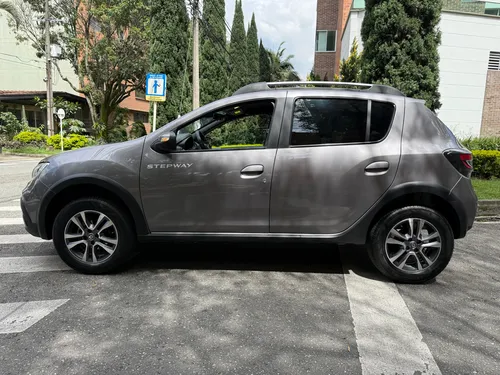 Renault Stepway 1.6 Intense Automática