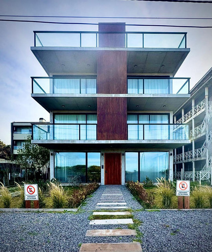 Departamento De 3 Ambientes Frente Al Mar, Con Cochera Y Balcon Con Parrilla En Costa Del Este