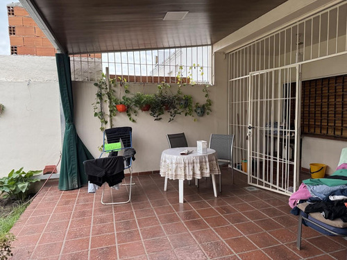 Vendo Casa 2 Dorm. Zona Sur. B. Iponá, Cordoba. Apta Crédito