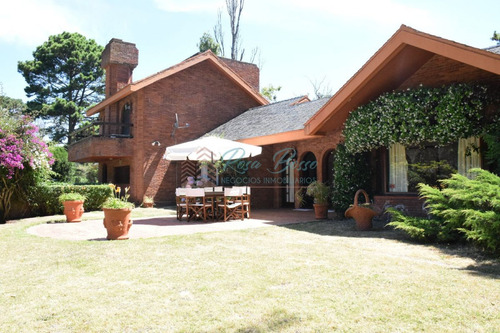 Imagen 2 de 30 de Hermosa Propiedad Con Gran Jardin En Zona Residencial