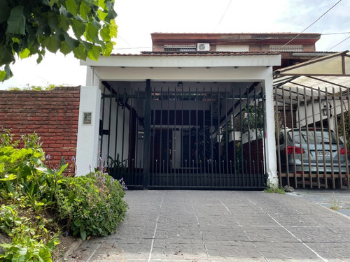 Imagen 2 de 12 de Casa Triplex En Venta, Castelar, 4 Ambientes Cochera, Fondo Y Parrilla