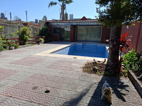 Casa En Venta - 4 Dormitorios 4 Baños - Cochera - 300mts2 - Ituzaingó