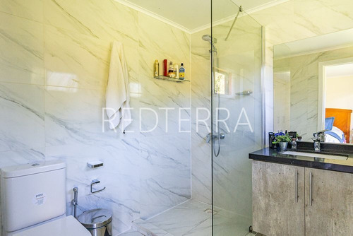 Imagen 13 de 20 de Luminosa Casa En Condominio Exclusivo