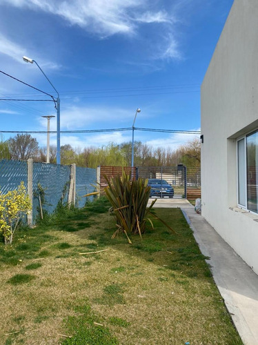 Venta De Casa En General Roca, B° Vista Barda 2 Habitaciones