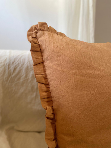 Funda De Almohada Con Volados Color Canela