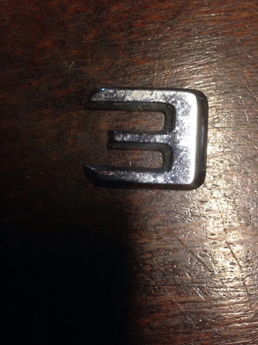 Mercedes Emblema Letras (Usado)
