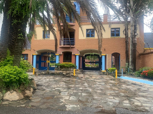 V.larez Vende Espectacular Villa En Village Prive Naguanagua 