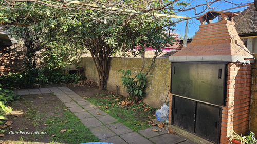 Venta Casa 2 Ambientes 1 Dormitorio En Caseros, Jardín Parrilla