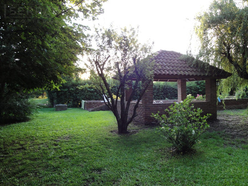 Casa En Venta 6 Ambientes,-pileta Climatizada-calle Saavedra Al 600-parque Sakura