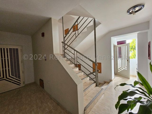 Amplio Apartamento Amoblado En Venta, Urb. Los Caobos, Maracay, Planta Electrica Y Pozo, 25-15272 Mv