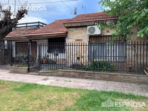 Casa De Tres Ambientes En Venta- Moron Sur