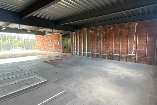 Se Renta Local Comercial La Reserva- Lomas Del Campanario, Querétaro
