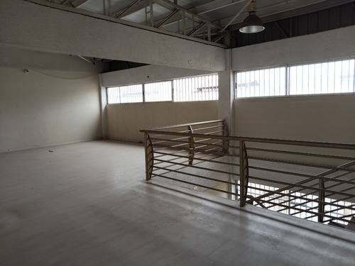 Local 200 Mts. Libres, Primera Linea Vicuña Mackenna.-