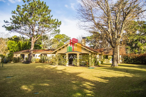 Casa De Gran Tamaño Ubicada En Zona Del Golf.