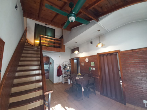 Venta Casa Lote Propio Con Garage Cubierto Y Local En Esquina 2 Plantas Con 2 Terrazas Tiene 166 M2 Cubiertos. A 3 Cuadras Parque Sarmiento Y Av Balbin, 4 Cuadras Av Gral Paz Y A 3 Cuadras Av Parque