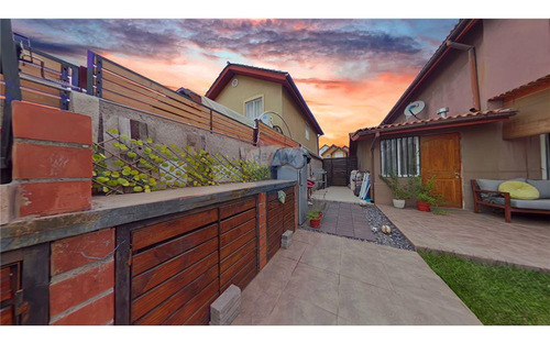 Acogedora Casa Aislada, 2 Pisos, Calle Tranquila, 3d; 3b, 2e
