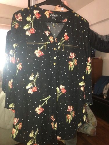 Hermosa Blusa Mangas 3/4 Negra Con Flores. Poco Uso