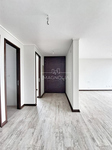 Casa En Venta De 3 Dorm. 4 Baños Más Escritorio, En Concón