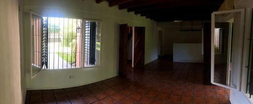 Casa Venta 3 Dormitorios 2 Baños 2 Cocheras 1 Patio Y Parrilla 300 Mts 2 Totales - City Bell