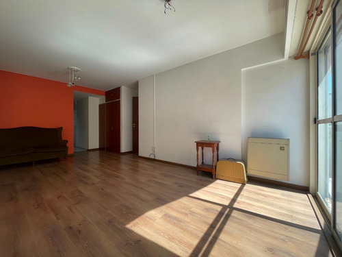 Venta Departamento Monoambiente Semipiso Con Balcón Castelar