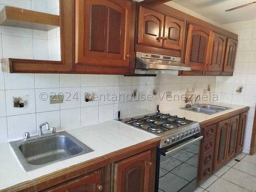 Apartamento En Venta  Cercano A La Montaña, Le Ofrece Un Clima Fresco Ymp Agradable. Situado En Un Piso Medio. Cuenta Con Piscina, Cancha Deportiva. Piedras Pintada Naguanagua 24-19344