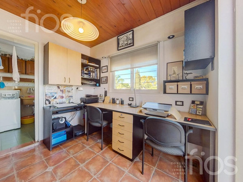 Venta Casa 6 Dormitorios Cochera Jardín Dos Plantas En Barrio Roque Saenz Peña