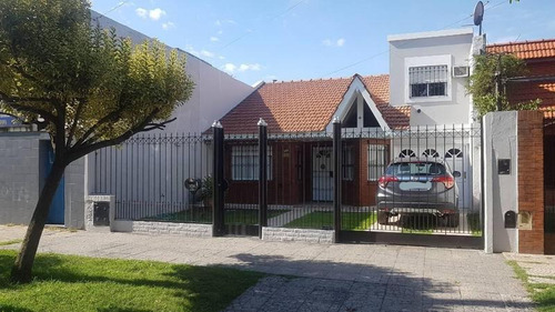 Vendo/ Permuta, Excelente Chalet En Banfield