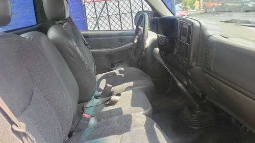 Imagen 10 de 15 de Chevrolet Silverado 4.8 D Pickup Silverado 2500 5vel Mt 2006