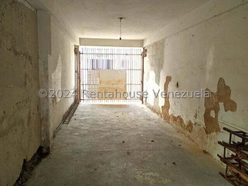 María Valera Trae En Venta Casa-comercial Con 1 Local Extenso Con Su Baño Y Oficina, En Centro Este De Barquisimeto, Agua Constante, Piso De Granito, Cantv, Aba, Ideal Para Uso Comercial O Residencial