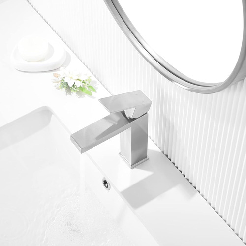 Grifo Del Lavabo Del Cuarto De Baño, Con El Desagüe Emergent