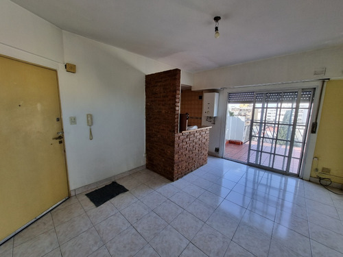 Vende Departamento 2 Amb (parte Indivisa) Con Cochera Zona Comercial Flores