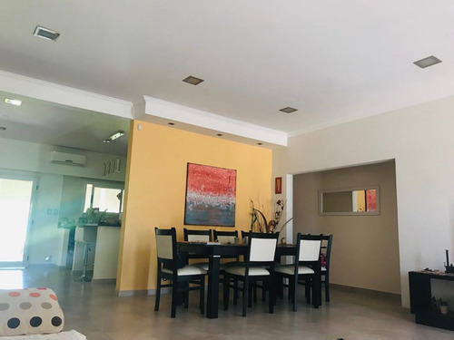 Imagen 4 de 13 de Casa 3 Dormitorios Y Parque En Venta La Plata