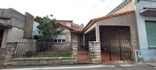 Casa En Venta - 3 Dormitorios 2 Baños - Cochera - Lanús Oeste