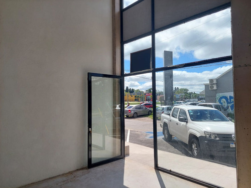 Venta Local A Estrenar Con Cochera Pilar Km 53