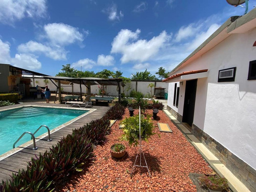 Se Vende Posada En El Sector El Tuque Con Comodas Cabañas 100% Equipado, Caney, Piscina, Bellos Jardines, A 5 Minutos Del Pueblo De Tucacas