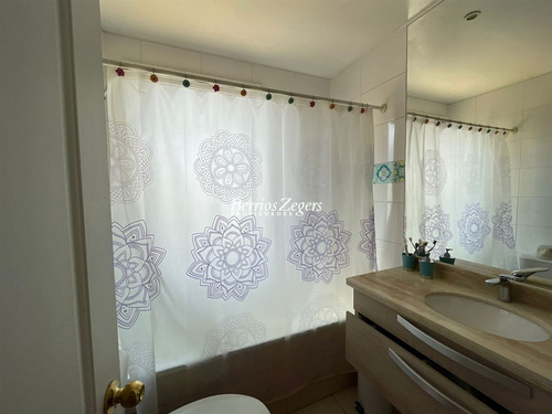 Casa En Venta De 5 Dorm. 4 Baños En Condominio En Las Condes