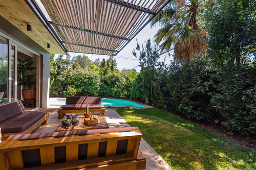 Casa En Venta De 4 Dorm. En Las Condes